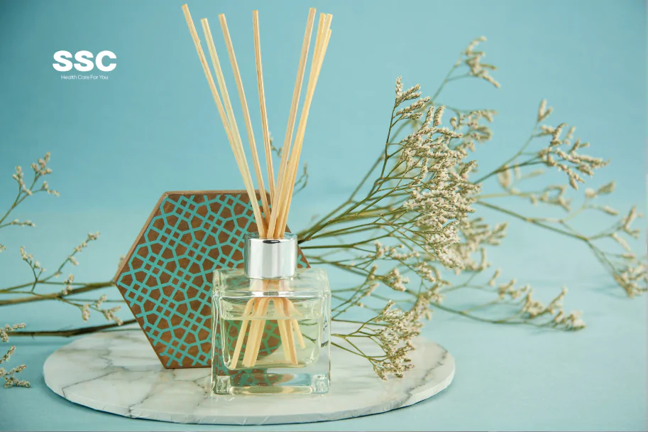 Thói Quen Dùng Xịt Phòng Hóa Học: Vì Sao Nhiều Người Chuyển Sang Tinh Dầu Thơm Phòng?