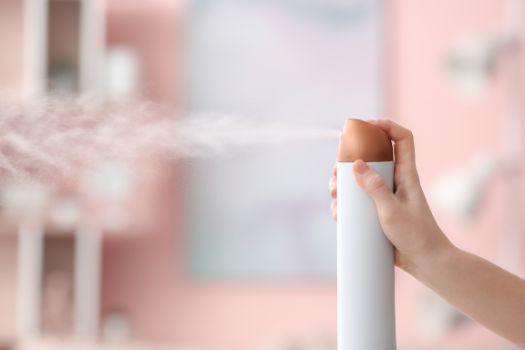 Thói Quen Dùng Xịt Phòng Hóa Học: Vì Sao Nhiều Người Chuyển Sang Tinh Dầu Thơm Phòng?
