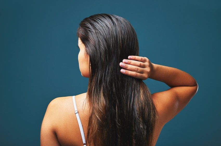 Vì sao da đầu dầu nhưng ngọn tóc khô xơ?